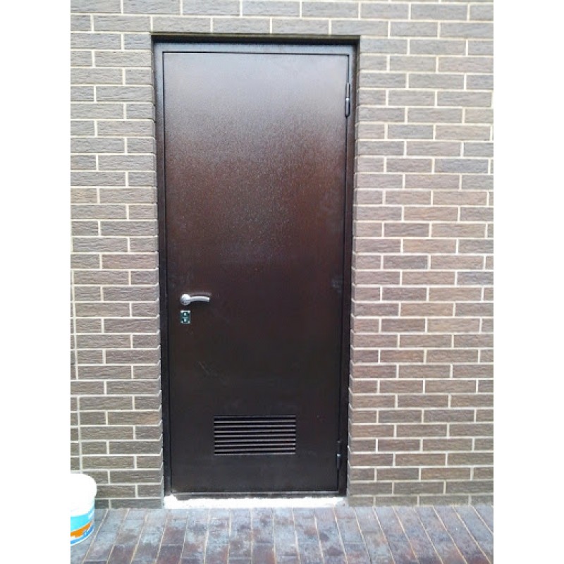 Двери дома нижний новгород. Металлическая дверь для котельной. Двери наружные металлические. Дверь металлическая с вентиляционной решеткой. Металлическая дверь входная с вентиляцией.